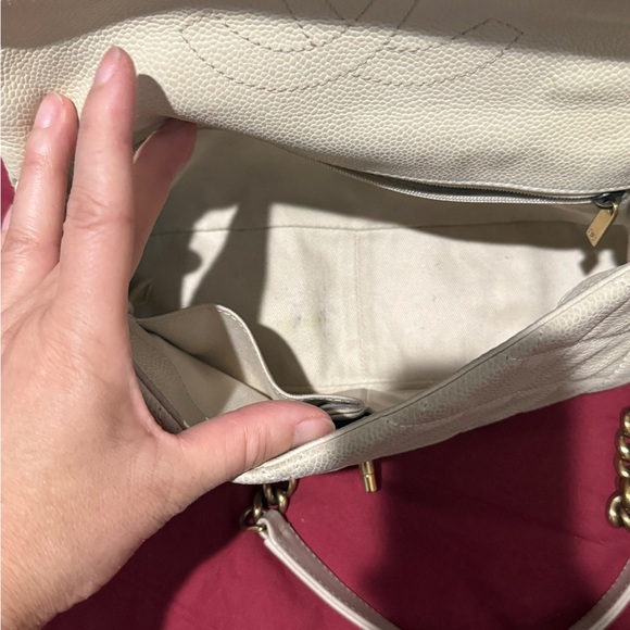 CHANEL Cream Shoulder Bag with Quilted Leather and Gold Clasp - Picture 3 of 11